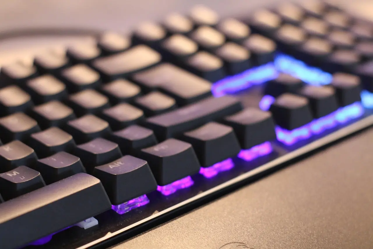 Tastatur med RGB lys